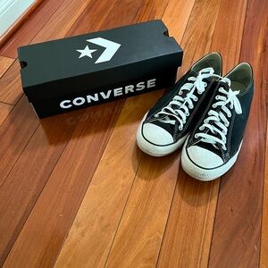 Converse Low Tops Black and White
Men's Size 10.5